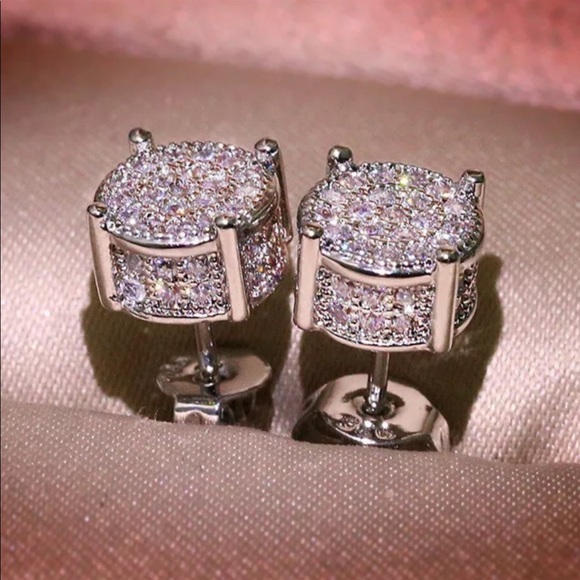 Jewelry - *NEW* Stunning 18k Silver Stud Earrings